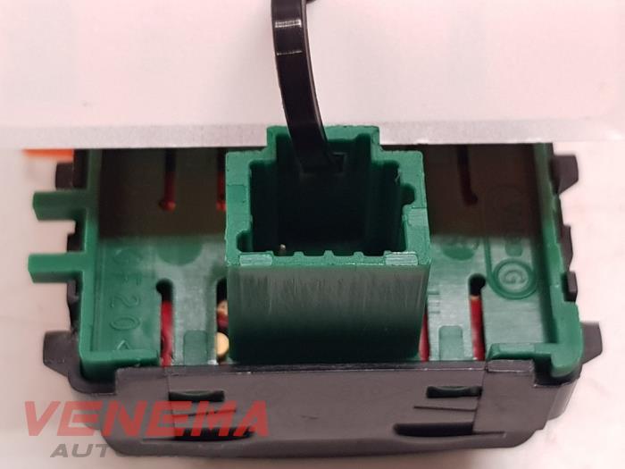 ASR-brytare från en Renault Clio IV (5R) 0.9 Energy TCE 90 12V 2018