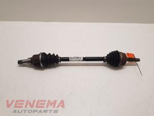 Begagnade Drivaxel, vänster fram Peugeot 208 I (CA/CC/CK/CL) 1.2 Vti 12V PureTech 82 Pris € 9,99 Marginaltabell erbjuds av Venema Autoparts