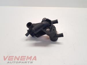 Gebruikte Thermostaathuis Volkswagen Polo IV (9N1/2/3) 1.6 16V Prijs € 19,99 Margeregeling aangeboden door Venema Autoparts