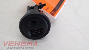 Begagnade AUX/USB-anslutning Peugeot 208 I (CA/CC/CK/CL) 1.2 12V e-THP PureTech 110 Pris € 9,99 Marginaltabell erbjuds av Venema Autoparts