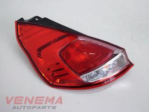 Gebruikte Achterlicht links Ford Fiesta 6 (JA8) 1.0 EcoBoost 12V 100 Van Prijs € 49,99 Margeregeling aangeboden door Venema Autoparts