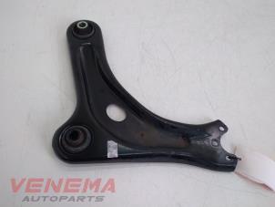 Gebruikte Draagarm links-voor Peugeot 208 I (CA/CC/CK/CL) 1.2 Vti 12V PureTech 82 Prijs € 34,99 Margeregeling aangeboden door Venema Autoparts