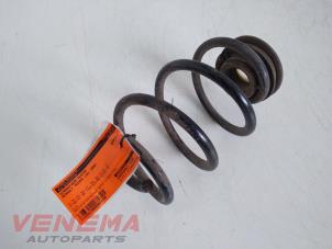 Gebruikte Schroefveer achter Renault Twingo II (CN) 1.2 16V Prijs € 19,99 Margeregeling aangeboden door Venema Autoparts