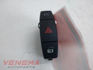 Begagnade Nödbelysningsbrytare BMW 1 serie (E88) 118d 16V Pris € 9,99 Marginaltabell erbjuds av Venema Autoparts