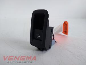 Begagnade Brytare, eldrivna fönster Volkswagen Polo V (6R) 1.2 TDI 12V BlueMotion Pris € 9,99 Marginaltabell erbjuds av Venema Autoparts