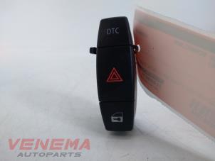 Begagnade Nödbelysningsbrytare BMW 1 serie (E81) 116i 2.0 16V Pris € 9,99 Marginaltabell erbjuds av Venema Autoparts