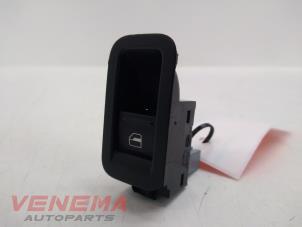 Begagnade Brytare, eldrivna fönster Volkswagen Polo V (6R) 1.2 12V BlueMotion Technology Pris € 9,99 Marginaltabell erbjuds av Venema Autoparts