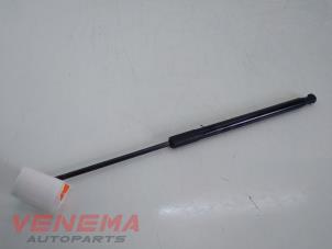 Begagnade Gasfjäder, vänster bak BMW 1 serie (F20) 116d 1.6 16V Efficient Dynamics Pris € 9,99 Marginaltabell erbjuds av Venema Autoparts