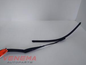 Gebruikte Ruitenwisserarm voor BMW X1 (F48) sDrive 18d 2.0 16V Prijs € 14,99 Margeregeling aangeboden door Venema Autoparts