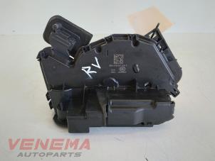 Gebruikte Deurslot Mechaniek 2Deurs rechts Volkswagen Caddy IV 2.0 TDI 75 Prijs € 19,99 Margeregeling aangeboden door Venema Autoparts