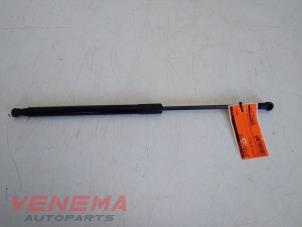 Begagnade Gasfjäder, vänster bak BMW 1 serie (F20) 116i 1.5 12V Pris € 9,99 Marginaltabell erbjuds av Venema Autoparts