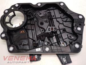 Gebruikte Ruitmechaniek 4Deurs links-voor Ford Fiesta 7 1.0 EcoBoost 12V Prijs € 39,99 Margeregeling aangeboden door Venema Autoparts