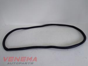 Gebruikte Deurrubber 4Deurs links-achter Volkswagen Polo VI (AW1) 1.0 TSI 12V Prijs € 19,99 Margeregeling aangeboden door Venema Autoparts