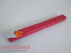 Gebruikte Gevarendriehoek BMW 1 serie (F20) 118i 1.5 TwinPower 12V Prijs € 9,99 Margeregeling aangeboden door Venema Autoparts