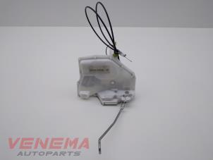 Begagnade Dörrlåsmekanism, 4-dörrars, höger fram Opel Agila Mk.II (B) 1.0 12V Twinport Pris € 29,99 Marginaltabell erbjuds av Venema Autoparts