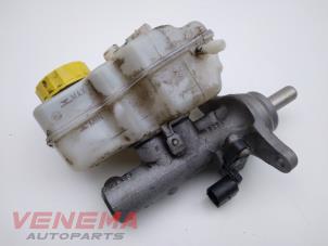 Gebruikte Hoofdremcilinder Skoda Fabia III (NJ3) 1.0 12V Prijs € 9,99 Margeregeling aangeboden door Venema Autoparts