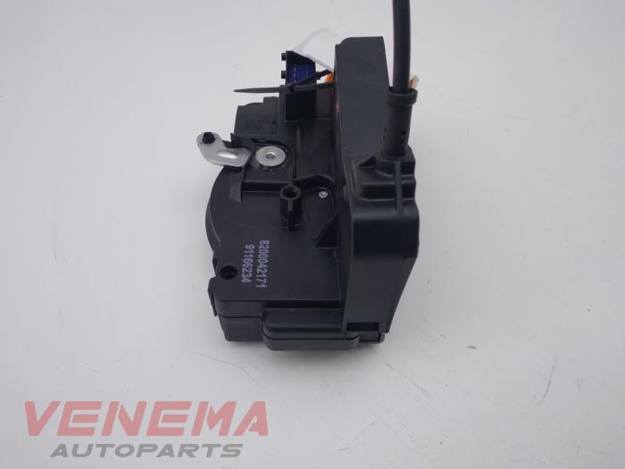 Dörrlåsmekanism, 2-dörrars, vänster från en Renault Trafic New (FL) 2.0 dCi 16V 90 2012