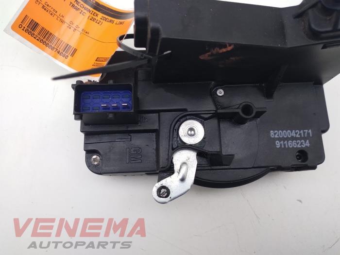 Dörrlåsmekanism, 2-dörrars, vänster från en Renault Trafic New (FL) 2.0 dCi 16V 90 2012