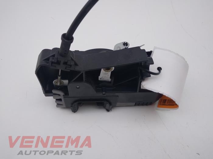 Dörrlåsmekanism, 2-dörrars, vänster från en Renault Trafic New (FL) 2.0 dCi 16V 90 2012