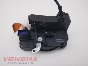 Gebruikte Deurslot Mechaniek 2Deurs links Renault Trafic New (FL) 2.0 dCi 16V 90 Prijs € 49,99 Margeregeling aangeboden door Venema Autoparts