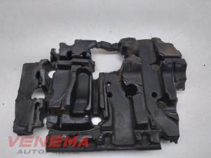 Gebruikte Bekleding Motorkap Mercedes E Estate (S213) E-200d 2.0 Turbo 16V Prijs € 10,99 Margeregeling aangeboden door Venema Autoparts