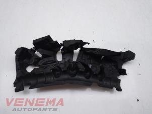 Gebruikte Bekleding Motorkap Mercedes E Estate (S213) E-200d 2.0 Turbo 16V Prijs € 10,99 Margeregeling aangeboden door Venema Autoparts