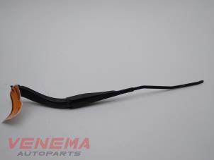 Gebruikte Ruitenwisserarm voor Dacia Sandero II 0.9 TCE 12V Prijs € 19,99 Margeregeling aangeboden door Venema Autoparts