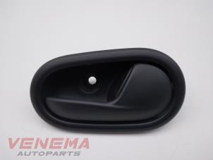 Gebruikte Portiergreep 4Deurs rechts-achter Dacia Sandero II 0.9 TCE 12V Prijs € 14,99 Margeregeling aangeboden door Venema Autoparts