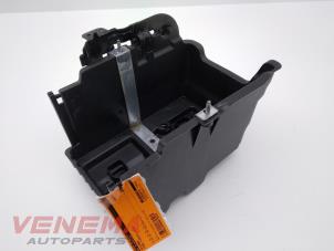 Begagnade Batterilåda Ford Fiesta 6 (JA8) 1.0 EcoBoost 12V 100 Pris € 14,99 Marginaltabell erbjuds av Venema Autoparts