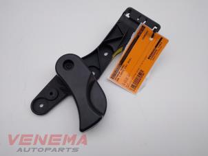 Gebruikte Motorkap hendel BMW 1 serie (F20) 116i 1.5 12V Prijs € 9,99 Margeregeling aangeboden door Venema Autoparts