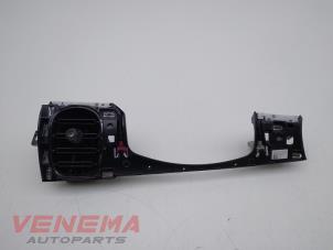 Gebruikte Luchtrooster Dashboard Mini Mini (F55) 1.5 12V Cooper Prijs € 29,99 Margeregeling aangeboden door Venema Autoparts