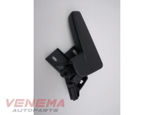 Gebruikte Motorkap hendel Volkswagen Golf VII Variant (AUVV) 1.2 TSI 16V Prijs € 9,99 Margeregeling aangeboden door Venema Autoparts