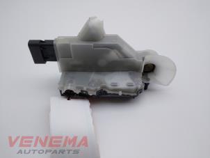 Używane Mechanizm blokady drzwi lewych przednich wersja 4-drzwiowa Peugeot 208 II (UB/UH/UP) 1.2 Vti 12V PureTech 75 Cena € 29,99 Procedura marży oferowane przez Venema Autoparts