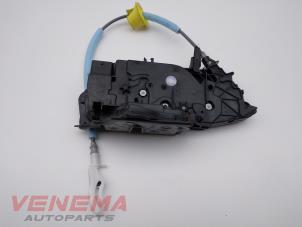 Gebruikte Deurslot Mechaniek 4Deurs rechts-voor BMW 1 serie (F40) 118i 1.5 TwinPower 12V Prijs € 69,99 Margeregeling aangeboden door Venema Autoparts