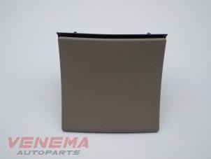 Używane Popielniczka tylna Mercedes C (W204) 1.8 C-200 CGI 16V Cena € 34,99 Procedura marży oferowane przez Venema Autoparts