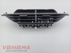 Gebruikte Luchtrooster Dashboard Peugeot 208 II (UB/UH/UP) 1.2 Vti 12V PureTech 130 Prijs € 49,99 Margeregeling aangeboden door Venema Autoparts