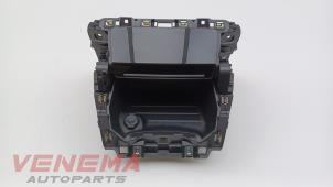 Begagnade Förvaringsfack Peugeot 208 II (UB/UH/UP) 1.2 Vti 12V PureTech 130 Pris € 119,99 Marginaltabell erbjuds av Venema Autoparts