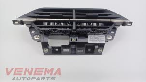 Gebruikte Luchtrooster Dashboard Peugeot 208 II (UB/UH/UP) 1.2 Vti 12V PureTech 100 Prijs € 49,99 Margeregeling aangeboden door Venema Autoparts