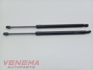 Gebruikte Gasdemperset Achterklep Mercedes ML II (164/4JG) 3.0 ML-280 CDI 4-Matic V6 24V Prijs € 34,99 Margeregeling aangeboden door Venema Autoparts