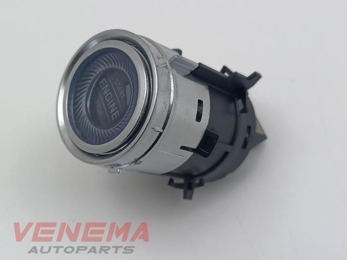 Start/stopp-brytare från en Mercedes-Benz C Estate (S205) C-300d 2.0 Turbo 16V 2019