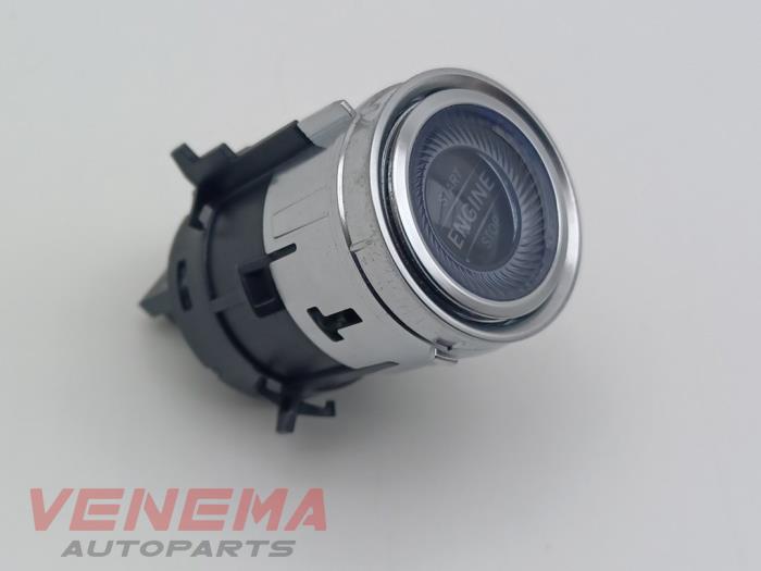 Start/stopp-brytare från en Mercedes-Benz C Estate (S205) C-300d 2.0 Turbo 16V 2019