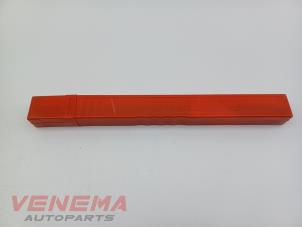 Begagnade Varningstriangel Volvo V40 (MV) 2.0 D2 16V Pris € 9,99 Marginaltabell erbjuds av Venema Autoparts