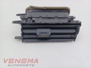 Gebruikte Luchtrooster Dashboard Seat Ibiza V (KJB) 1.0 12V Prijs € 19,99 Margeregeling aangeboden door Venema Autoparts