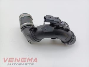 Gebruikte Intercooler Buis Peugeot 208 I (CA/CC/CK/CL) 1.2 12V e-THP PureTech 110 Prijs € 19,99 Margeregeling aangeboden door Venema Autoparts