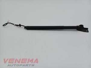 Używane Amortyzator gazowy lewy tyl Peugeot 3008 II (M4/MC/MJ/MR) 1.2 12V e-THP PureTech 130 Cena € 99,99 Procedura marży oferowane przez Venema Autoparts