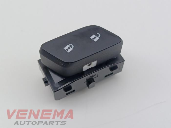 Schakelaar Centr. Deurvergrendeling van een Opel Astra K Sports Tourer 1.6 BiTurbo CDTI 16V 2017