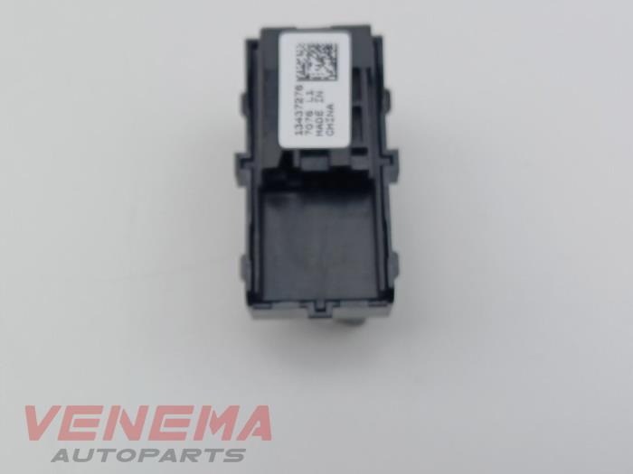 Schakelaar Centr. Deurvergrendeling van een Opel Astra K Sports Tourer 1.6 BiTurbo CDTI 16V 2017