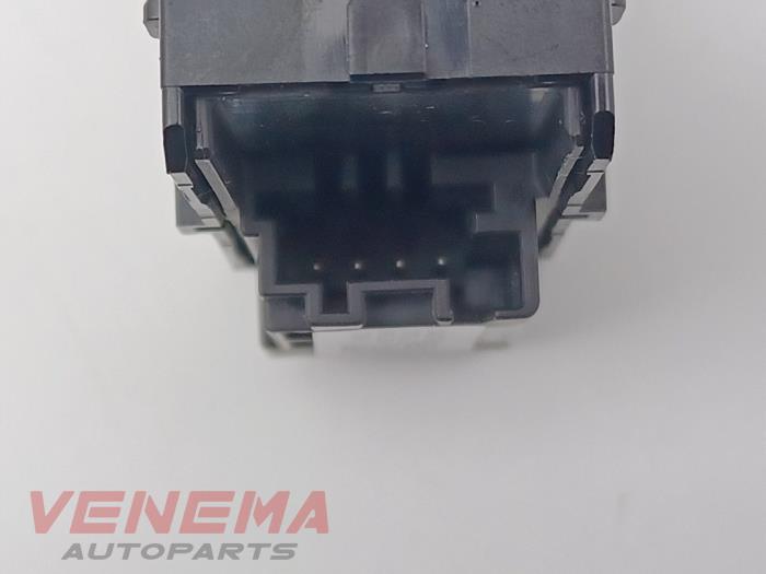 Schakelaar Centr. Deurvergrendeling van een Opel Astra K Sports Tourer 1.6 BiTurbo CDTI 16V 2017