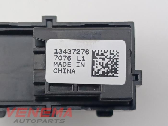 Schakelaar Centr. Deurvergrendeling van een Opel Astra K Sports Tourer 1.6 BiTurbo CDTI 16V 2017