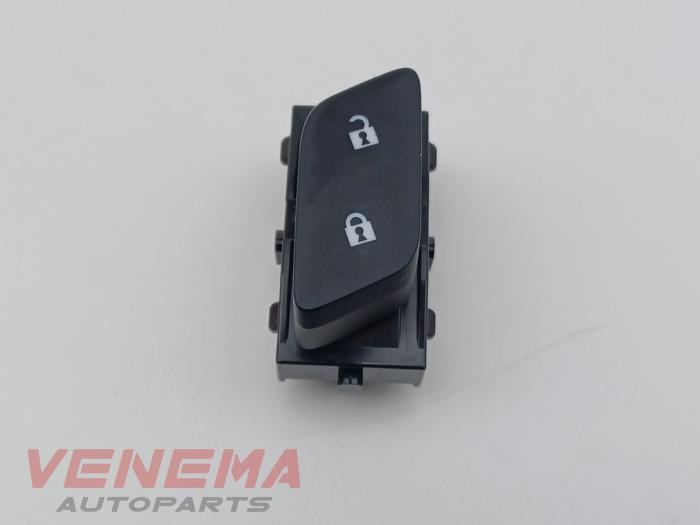 Schakelaar Centr. Deurvergrendeling van een Opel Astra K Sports Tourer 1.6 BiTurbo CDTI 16V 2017